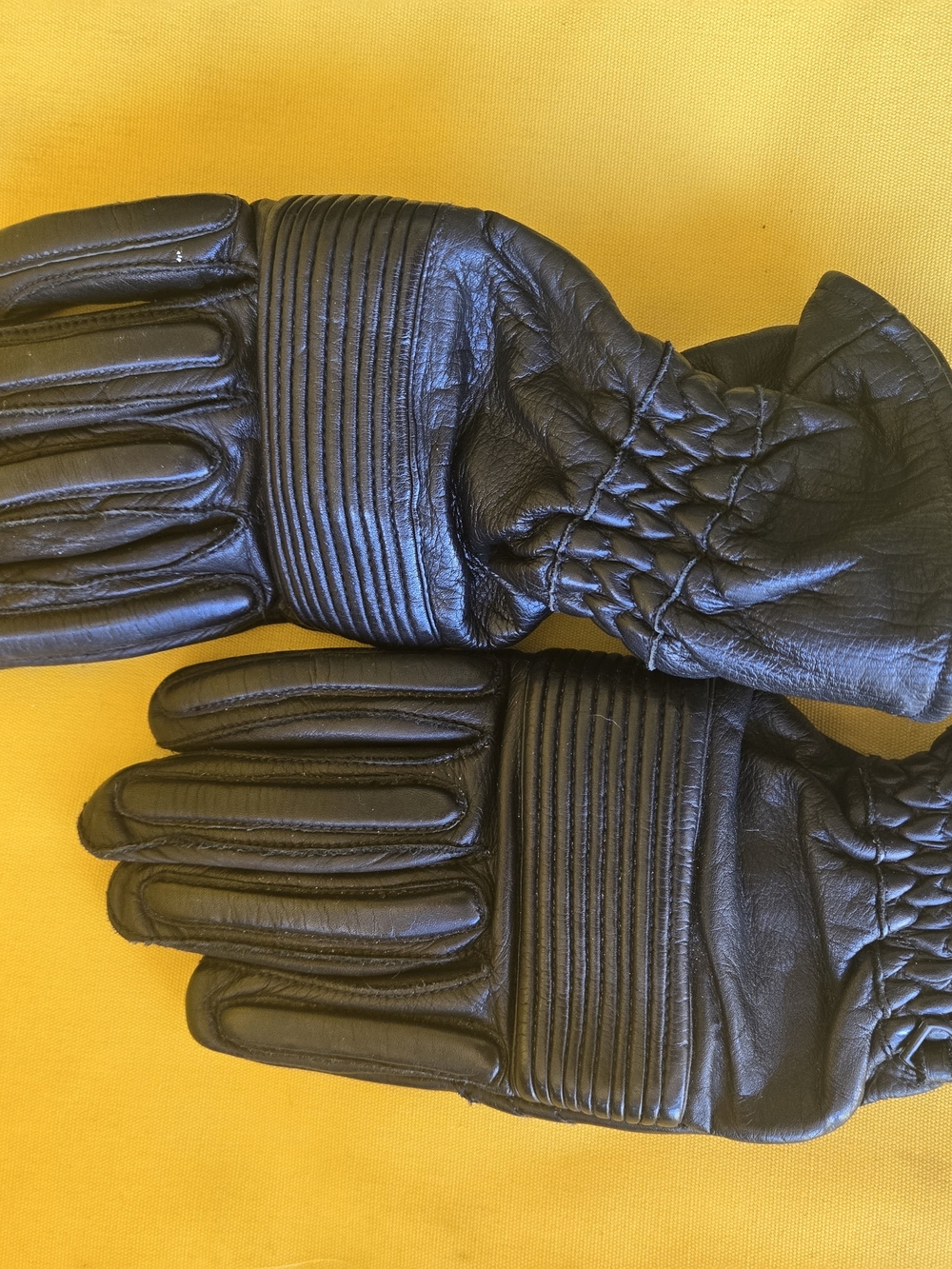 Source Unknown Black Leather Women's Gloves with Quilted Wrist Detail